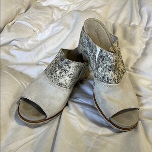 Sorel | Joanie | Light Gray Mules with Open Toe Design| Suede | Size 9.5